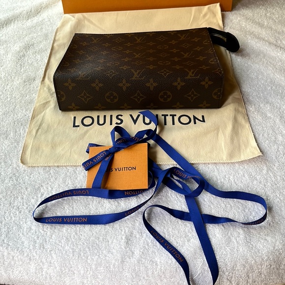 🛵 LOUIS VUITTON TOILETRY POUCH 26 🛵 - Picture 7 of 15